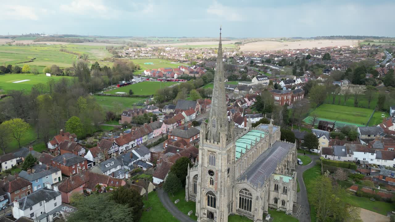 Chiesa di St Mary, Saffron Walden, Essex, Regno Unito, rivelazione aerea da drone con allontanamento