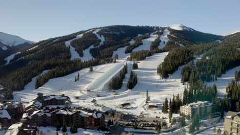 Luftdrohne-Kupfer-Berg-Colorado-Ikone-Epischer-Pass-Winter-Frühling-Sonnig-Erstes-Licht-Sonnenaufgang-Morgen-Sonnenuntergang-Halfpipe-Sessellift-Skipisten-Zentrum-Dorf-Langsam-Aufwärtsbewegung-Des-Auslegers