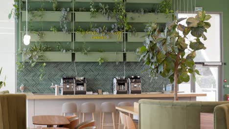 disparo de panorámica lenta de una estación de café de diseño floral dentro de una oficina