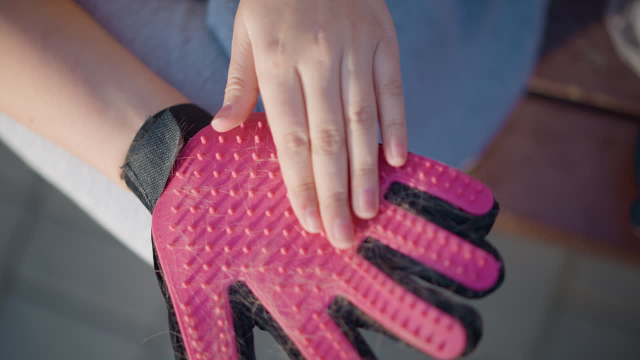 Четкая презентация особенностей перчаток, демонстрирующая замысловатые детали розовых перчаток, с подробной демонстрацией, выделяющей конкретные характеристики розовой перчатки в деталях