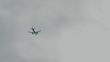 Fliegendes-Verkehrsflugzeug-Gegen-Schönen-Bewölkten-Himmel