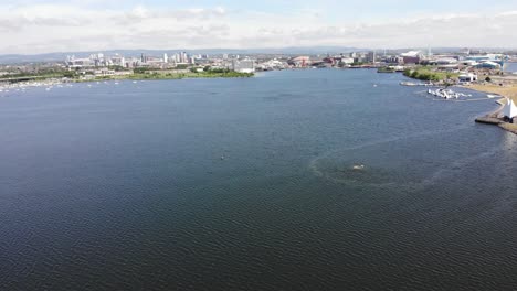 vista aérea a través de la bahía de cardiff. muñequita a la izquierda