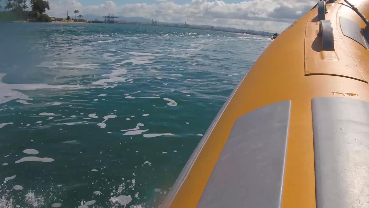 vista lateral de un paseo en barco en la bahía de san juan en puerto rico