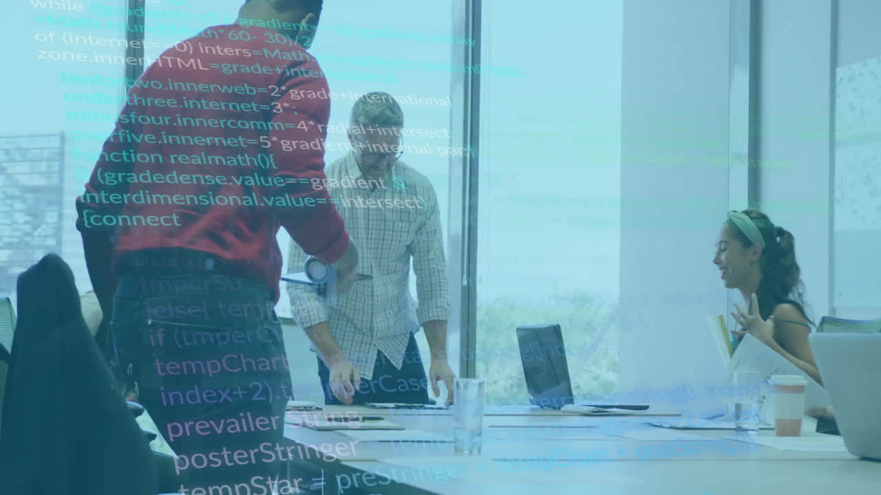 animación del procesamiento de datos digitales sobre diversas personas de negocios en la oficina