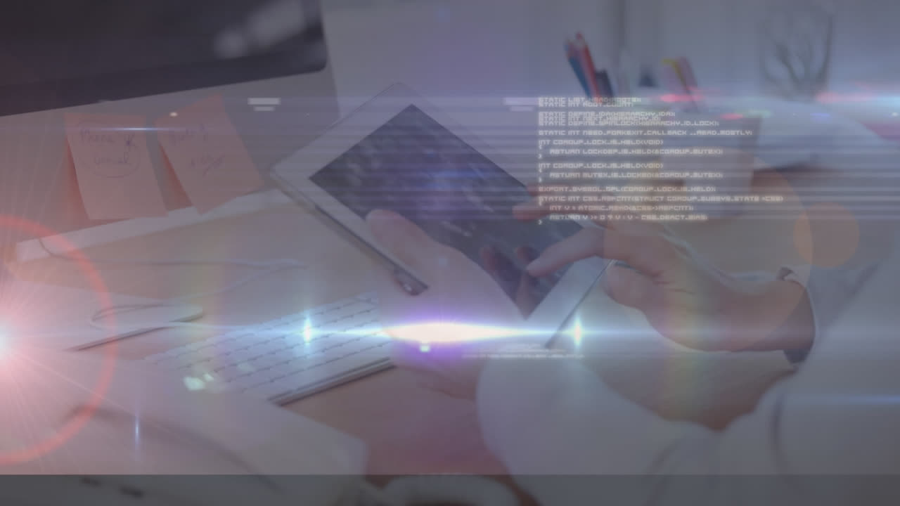 태블릿을 사용하는 백인 사업가 위에 빛의 흔적으로 데이터 처리의 애니메이션