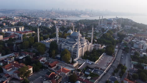 toma aérea en órbita de la mezquita azul en el casco antiguo de estambul, hora dorada