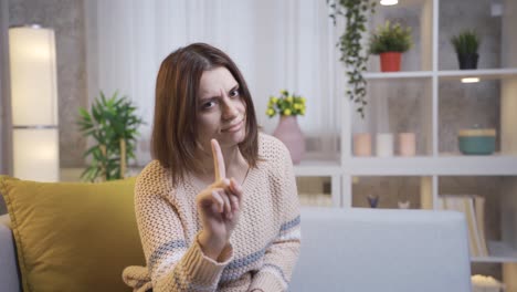 mujer joven reaccionando a una idea desagradable y terrible. rechazar la mala idea.