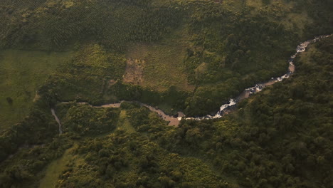 Luftbild-Von-Oben-Auf-Einen-Wildbach-Im-Rift-Valley,-Kenia,-Afrika