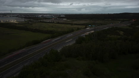 Establecimiento-De-Hiperlapso-De-Drones-Aéreos-De-La-Autopista-M1-Al-Amanecer-Con-Estelas-De-Luz-Cerca-De-Leeds,-Reino-Unido