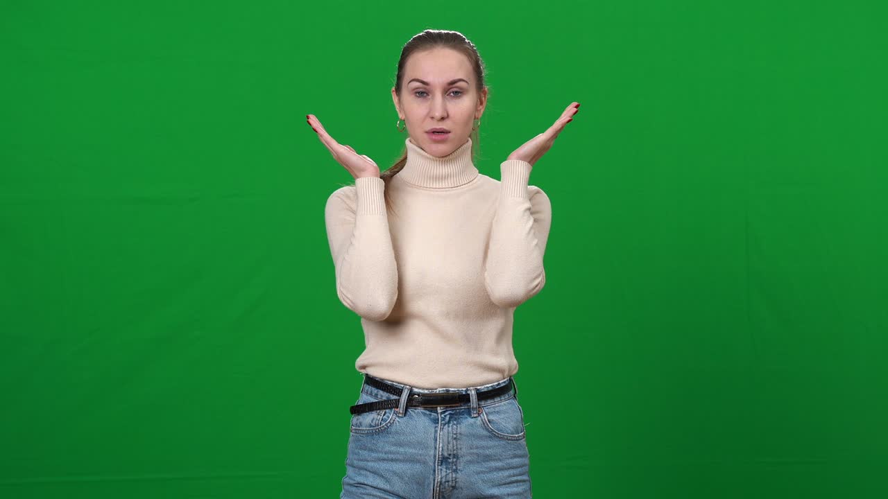 mujer joven aplaudiendo las mejillas con las manos en el fondo chromakey. retrato de una mujer caucásica somnolienta o estresada posando en la pantalla verde. concepto de calma y despertar