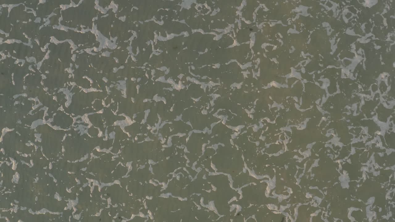 프레임을 통해 이동하는 아침 햇빛에 의해 구르는 파도, 공중 위에서 아래로 보기