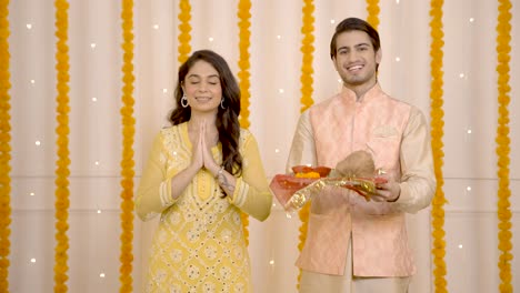 indian couple praying on diwali