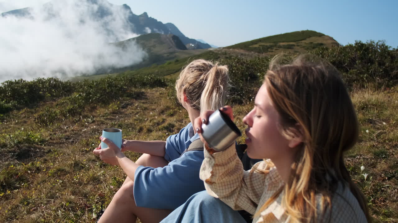 산의 풍경을 즐기는 두 여인