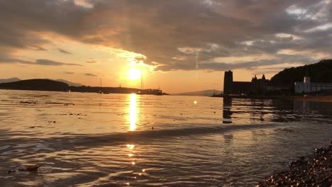 Una-Impresionante-Puesta-De-Sol-En-La-Bahía-De-Oban-Con-Kerrera-Y-Una-Catedral-Como-Siluetas-|-Oban,-Escocia-|-Cámara-Lenta-Hd-A-30-Fps