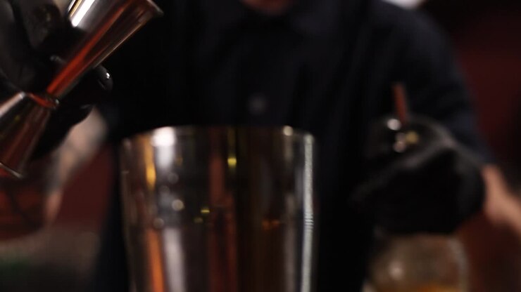 Il barista prepara un cocktail