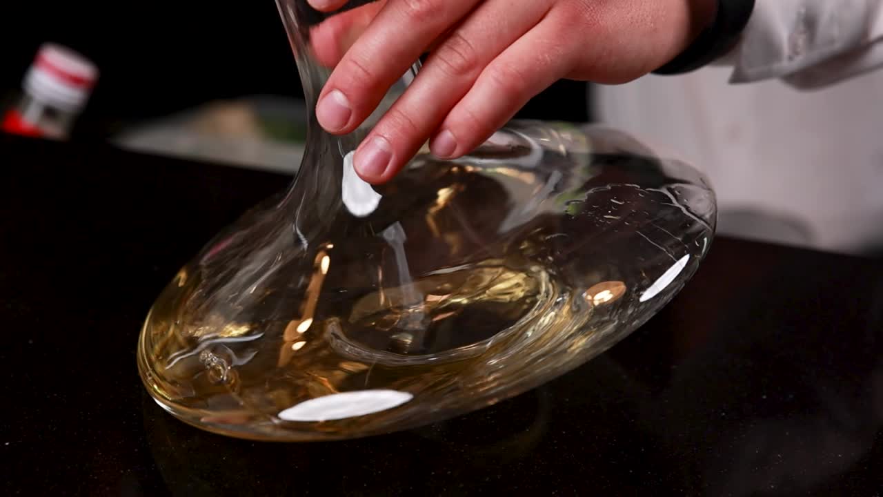 Travasare il vino usando un decanter