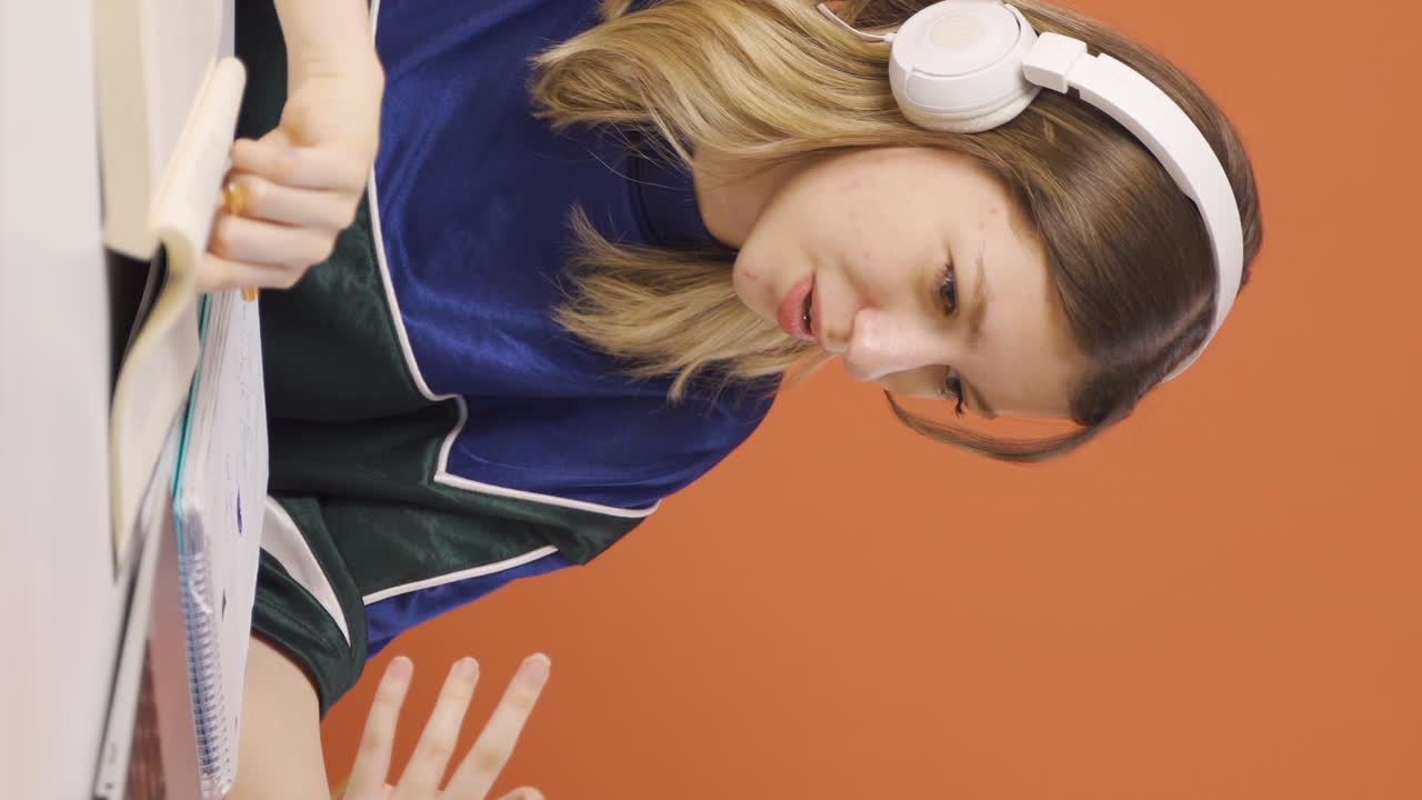 Vertikální video: Mladá žena uskutečňuje videohovor na notebooku