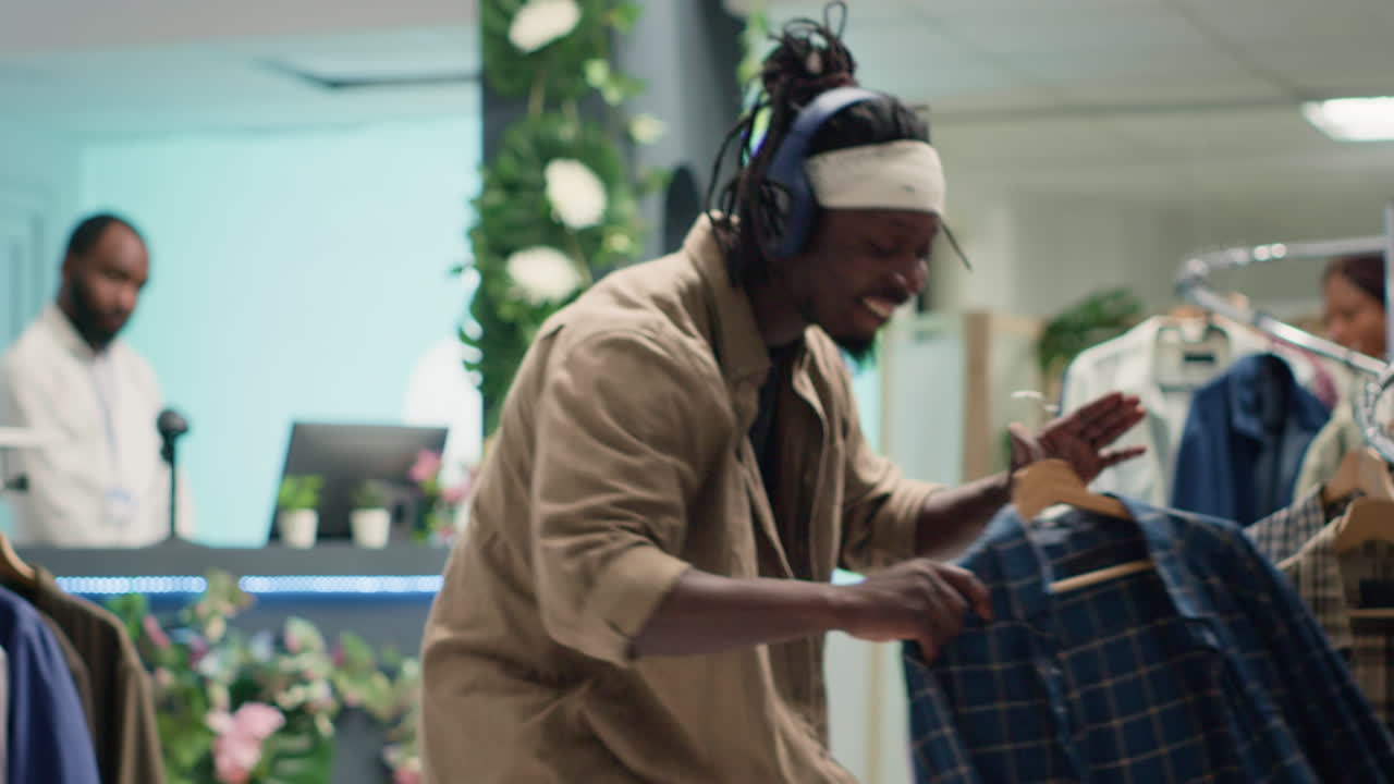 hombre bailando en una boutique de moda