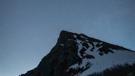 Nightlapse-De-Una-Montaña-Torcida