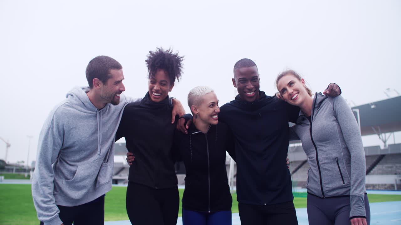 행복한 친구들이 스포츠 업적을 축하하고 있습니다.