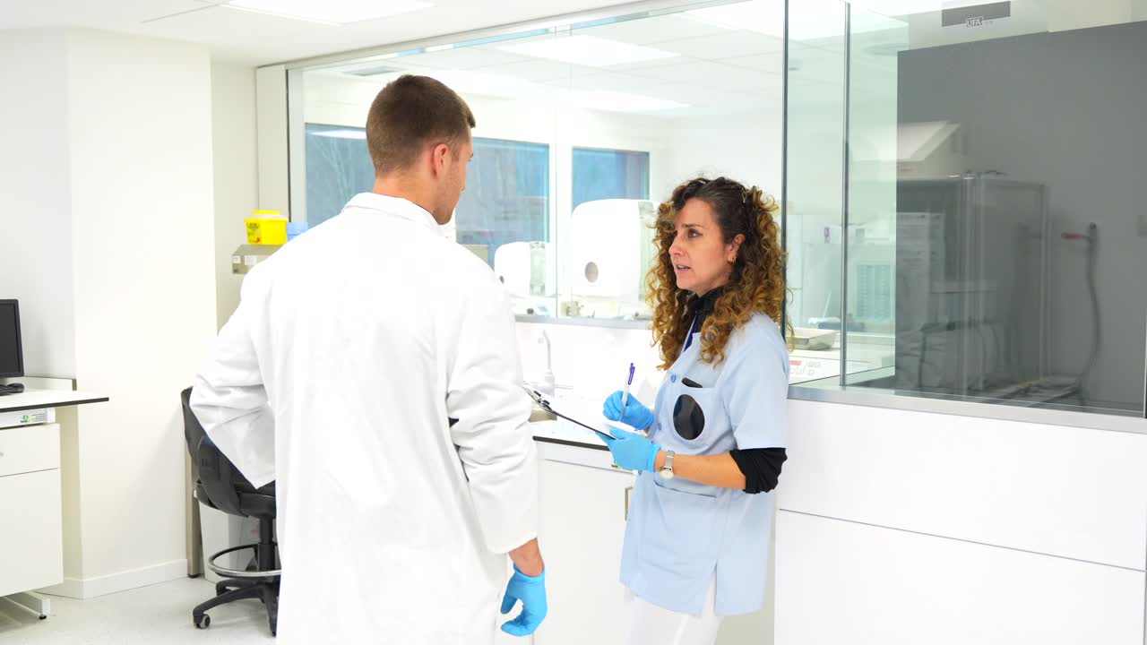 Cientistas colaborando em um laboratório