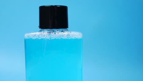 botella de líquido azul