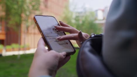 Nicht-Wiederzuerkennende-Frau,-Die-Am-Telefon-Den-Stadtplan-Durchsucht