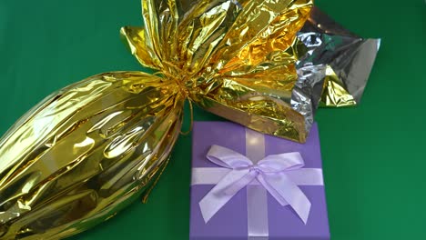 huevo de pascua con un regalo.