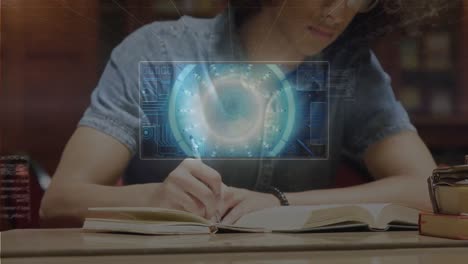 múltiples pantallas con procesamiento de datos sobre un estudiante caucásico estudiando en la biblioteca de la universidad