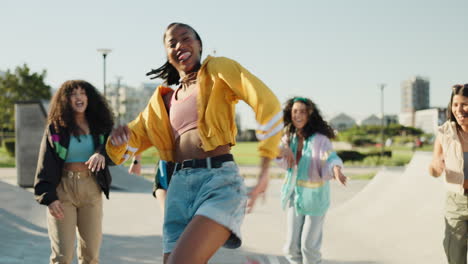 mujer negra, al aire libre o en grupo bailando con hip hop