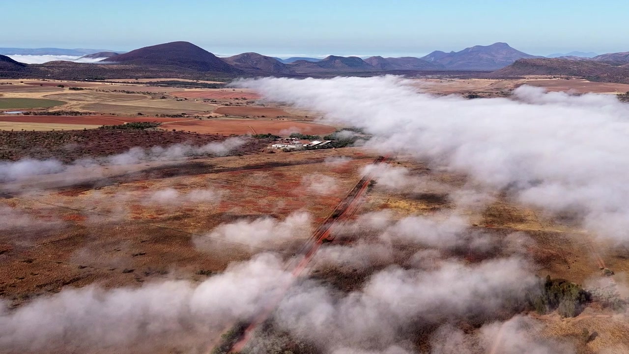 Vista aerea della Valle di Alma avvolta dalle nuvole, che mostra paesaggi sereni e vasti