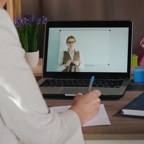 Studentin-Studiert-Zu-Hause-In-Der-Nähe-Des-Online-Konzepts-Der-Laptop-Universität