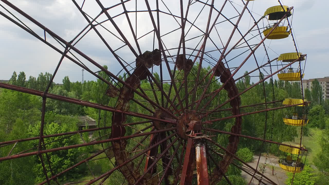 Vista aérea de uma roda gigante enferrujada e abandonada em Pripyat, Ucrânia; um lembrete assombroso de uma era passada.