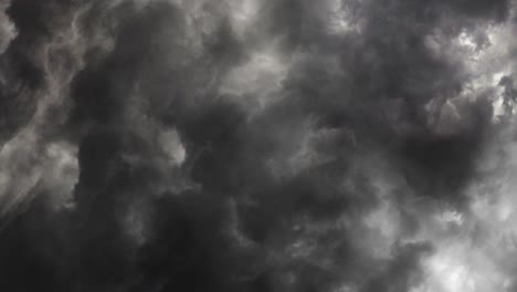 vista en 4k del destello de la tormenta eléctrica