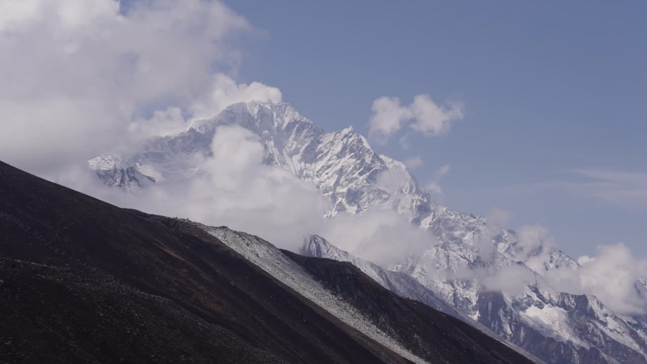 tiempo de disparo de nubes en movimiento alrededor del nevado monte everest en nepal