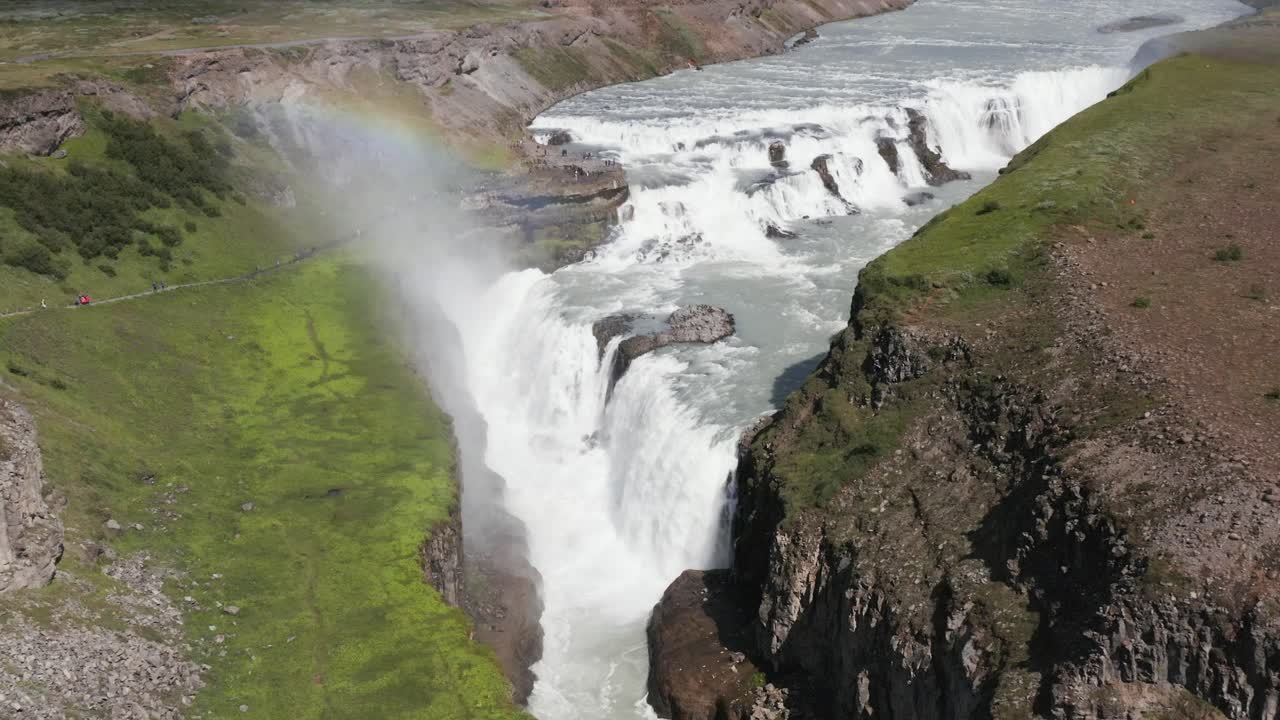 día soleado en la cascada de gullfoss en islandia, niebla de agua creando arco iris
