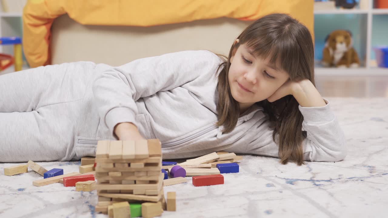 la niña está jugando en su habitación, juegos de inteligencia y habilidad.