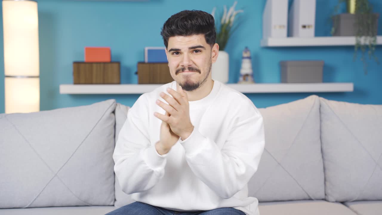 카메라를 바라보는 젊은이가 박수와 함께 축하합니다.