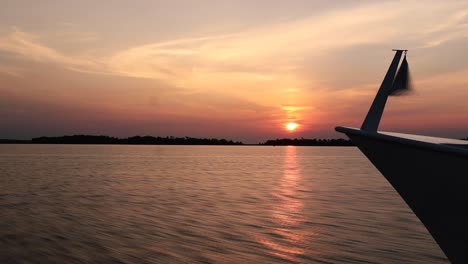 Ein-Wunderschöner-Sonnenuntergang,-Der-Auf-Einem-Schiff-Auf-Einem-See-In-Kanada-Eingefangen-Wurde