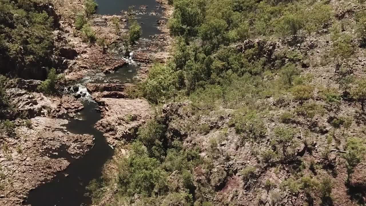 imágenes de drones sobre un gran lago en el parque nacional kakadu volando hacia múltiples cascadas