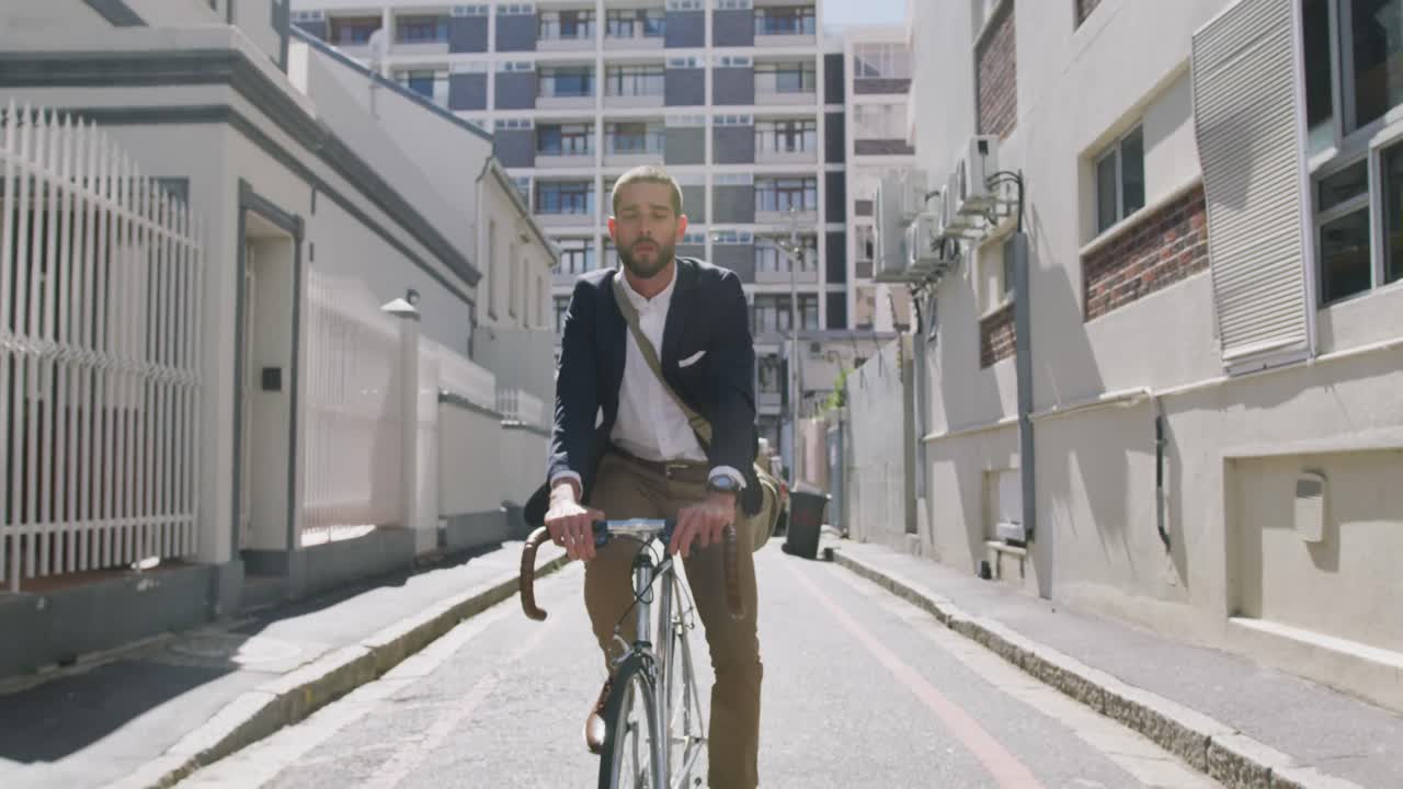 이동 중인 전문적인 젊은이