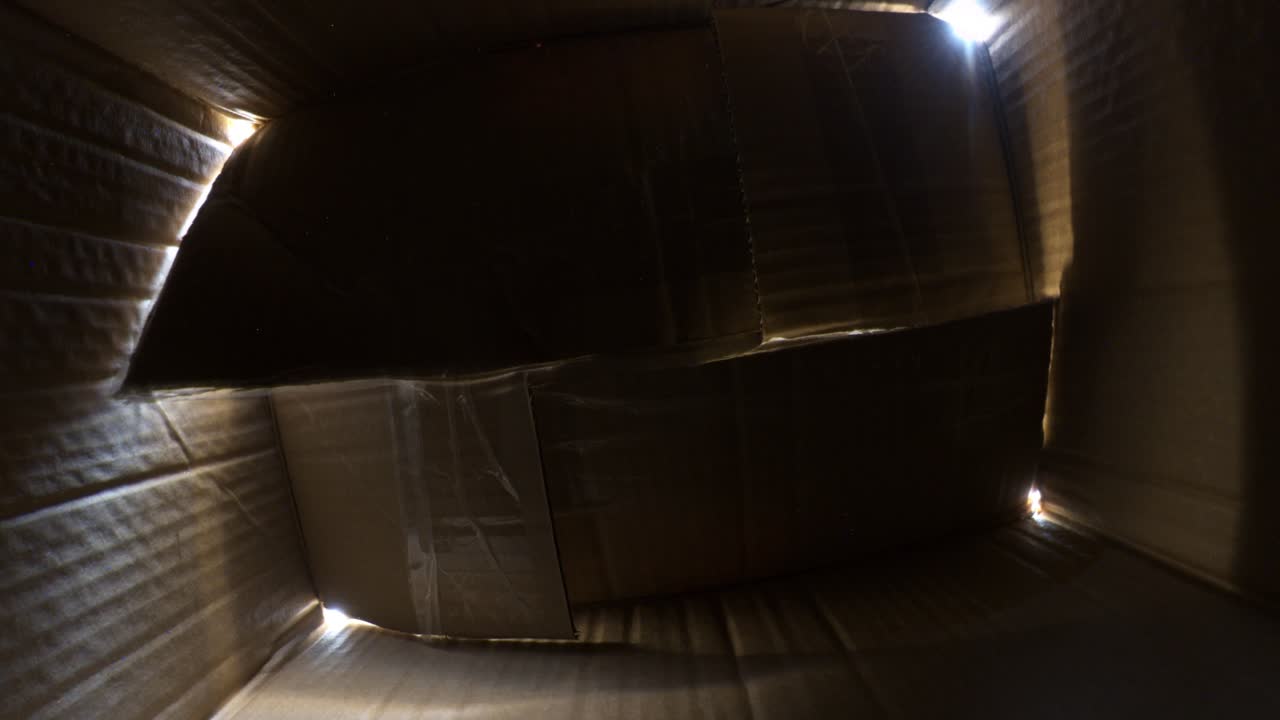 vista del interior de una caja de cartón vacía usada