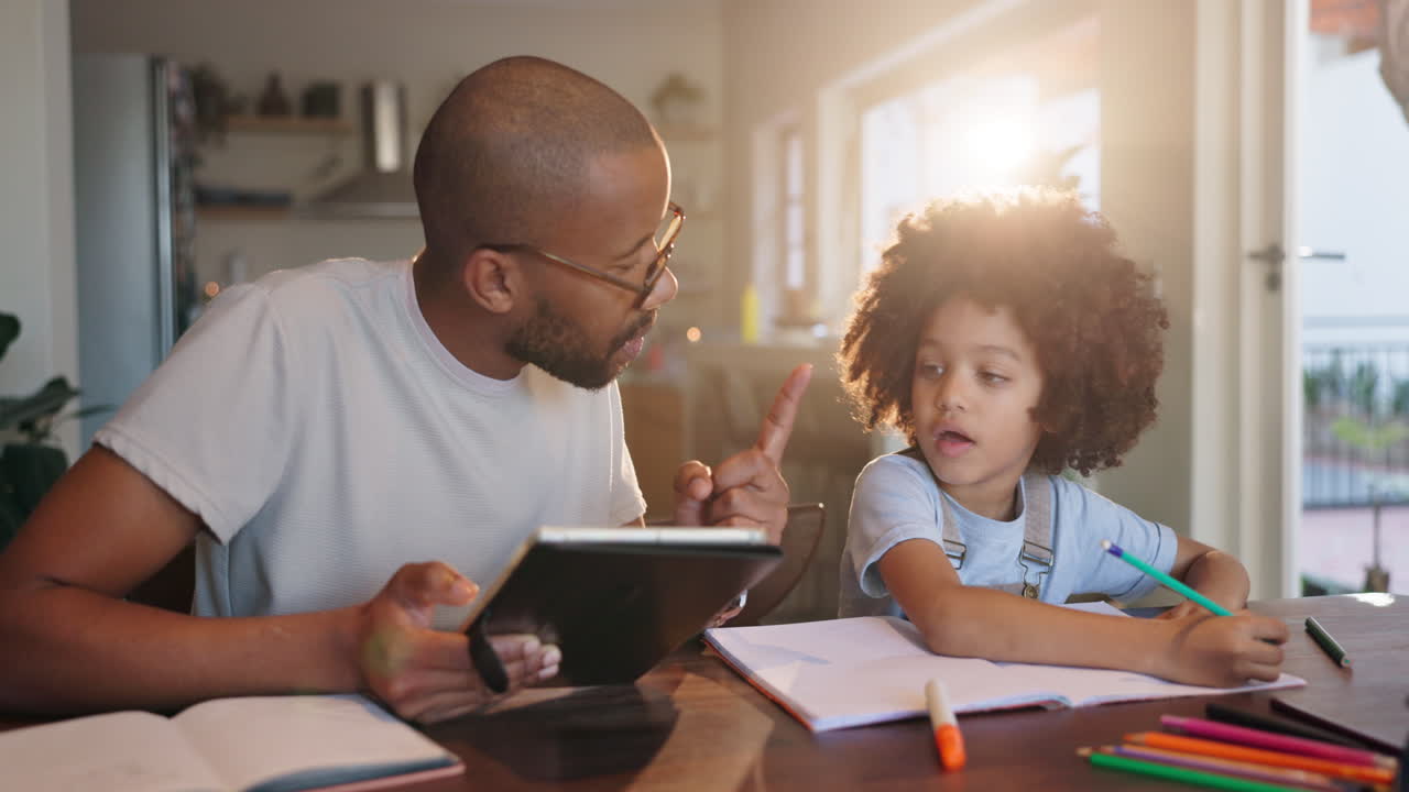 padre ayudando a su hijo con la tarea