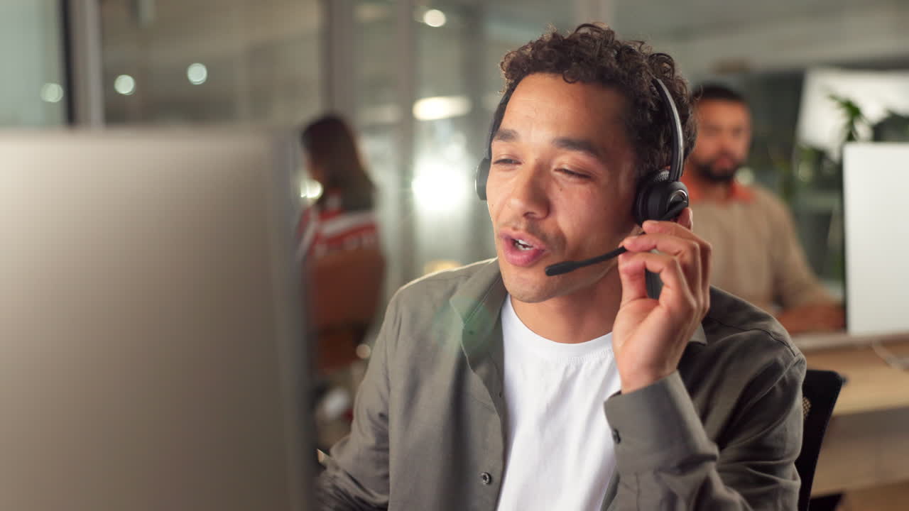 Team di call center eterogeneo in azione