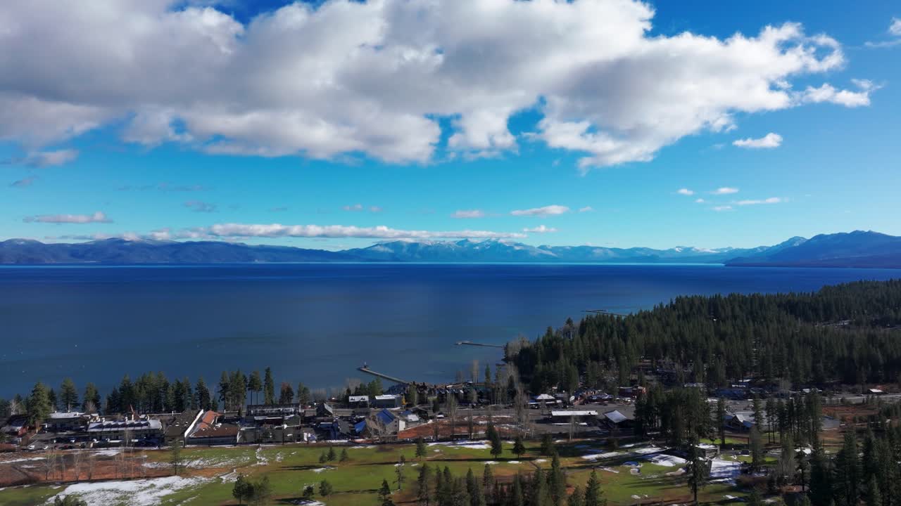 empujando un avión no tripulado sobre el lago tahoe y la ciudad de tahoe en un día soleado