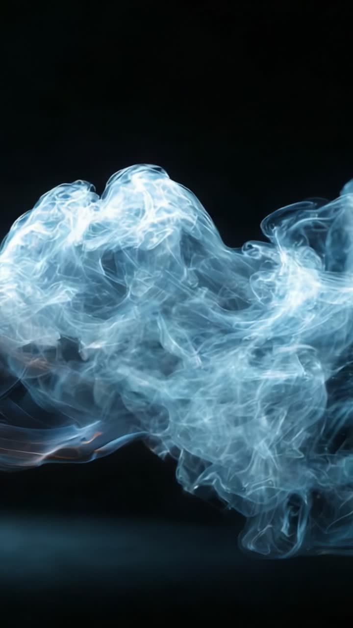 Urzekażący pokaz eterycznych wzorów dymu wyłaniających się z ciemności ze złożonymi wirami i płynnymi ruchami w tajemniczej atmosferze