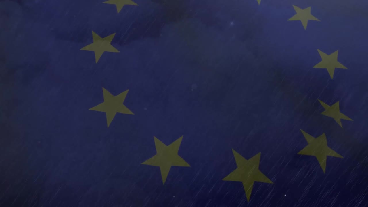 Animazione digitale di temporale e pioggia nel cielo notturno su una bandiera dell'UE che sventola