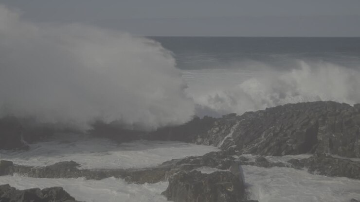 Les puissantes vagues de l'océan s'écrasent contre les rochers