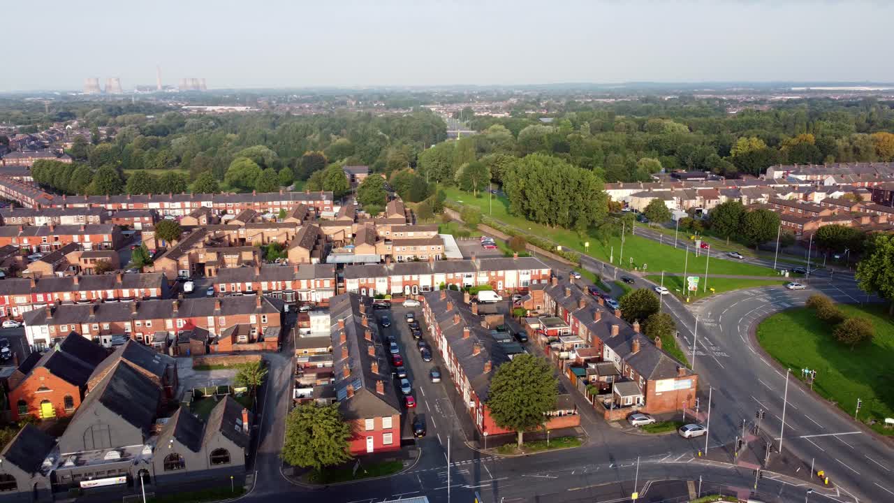 vista aérea de las afueras del centro de la ciudad de warrington sobre caminos residenciales industriales y casas horizonte pan derecho