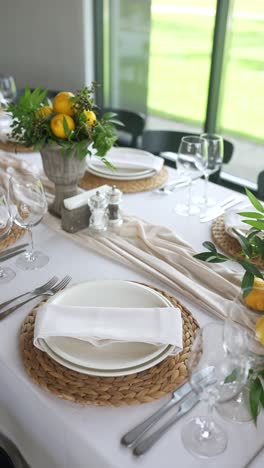 elegante decoración de la mesa con limones y flores